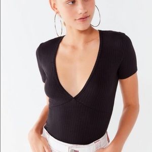 🌈 UO Plunging V neck T-shirt